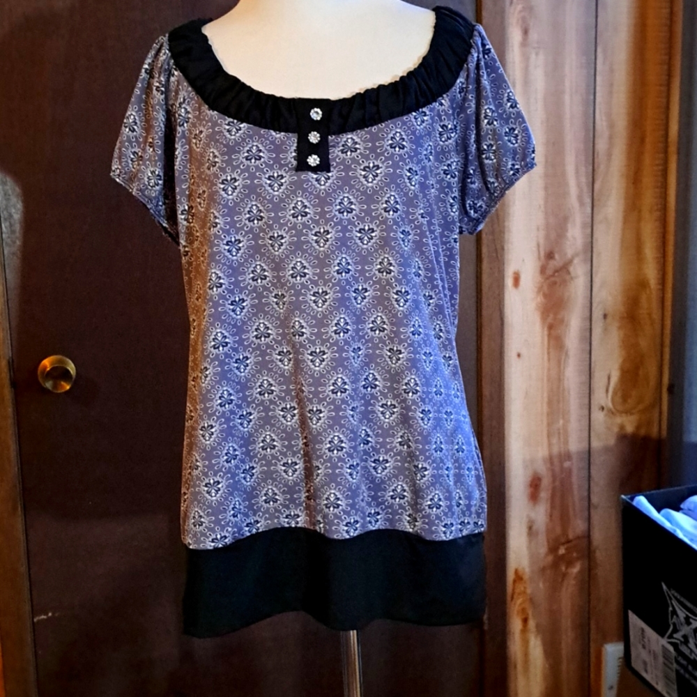 Maurices size large top, gray with black